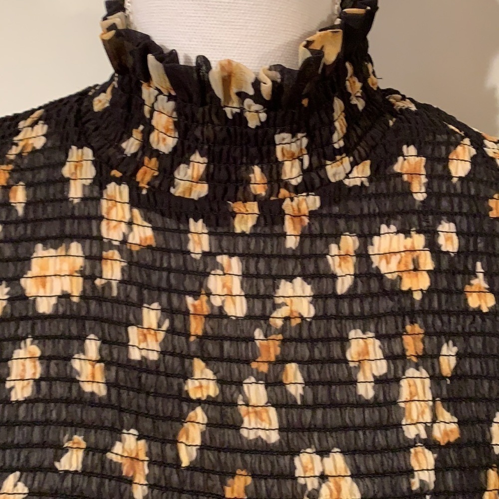 NWT OPT One Pretty Time High Neck Floral Blouse M - Picture 3 of 9